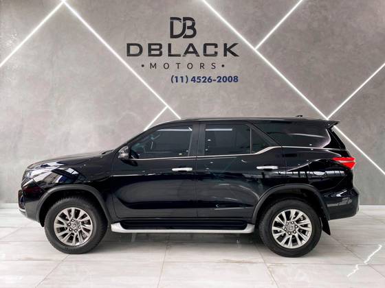 TOYOTA HILUX SW4 2.8 D-4D TURBO DIESEL SRX 7L 4X4 AUTOMÁTICO